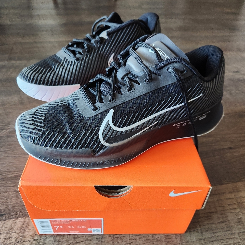 Nike Zoom Vapor 11 Court Shoes - black & white Size 7.5 (like new)